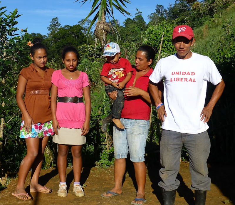 Forvalteren José og hans familie på Finca El|Doradito.