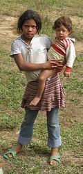 Som de fleste nicaraguanske storesøstre bærer denne pige rundt på sine mindre søskende. Fra 'La Hacienda' i El Doradito.