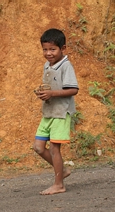 Dreng med slangebøsse, Murra. Foto: Mie Buus.