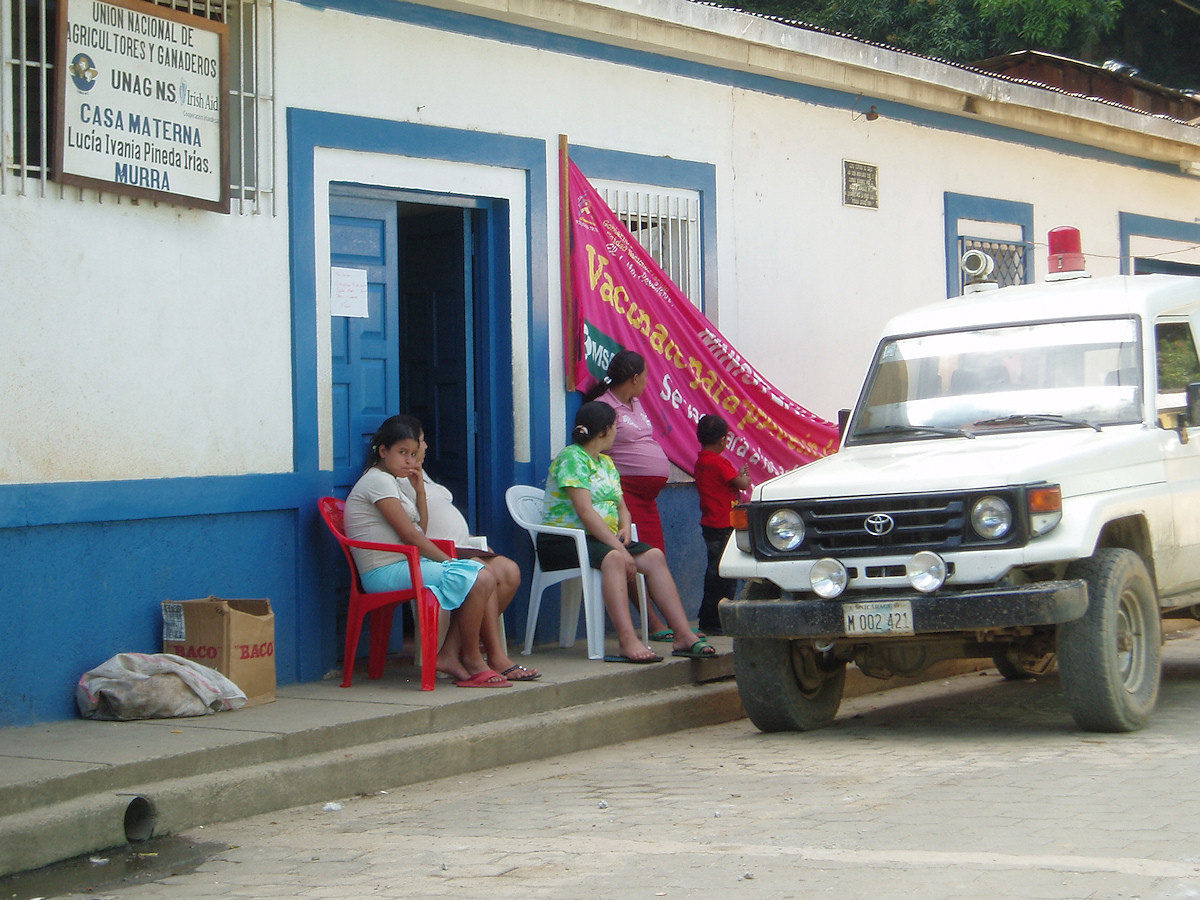 Gravide kvinder foran Casa Materna i Murra